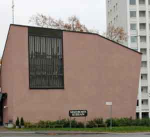 En kyrka från ca 1950 med rosa rappning
